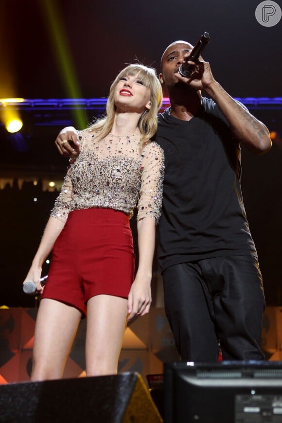 Taylor Swift e B.o.B. cantam juntinhos