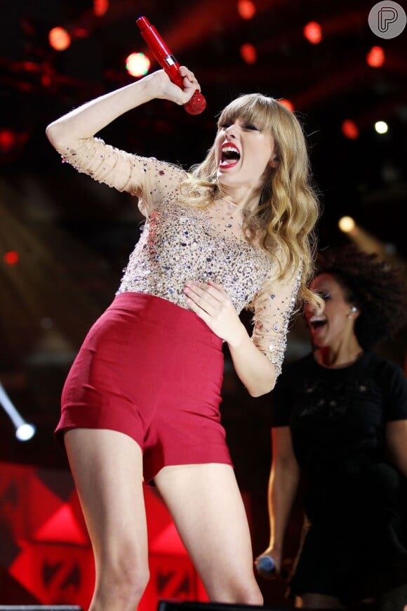 Taylor Swift se apresenta no Z100 Jingle Ball 2012, em 7 de dezembro de 2012