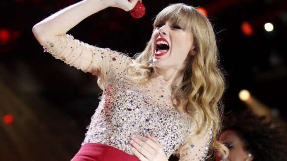 Taylor Swift levanta o público no Z100 Jingle Ball 2012, nos Estados Unidos