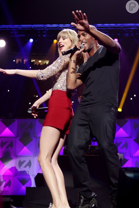 Taylor Swift e B.o.B. se apresentam juntos