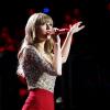 Taylor Swift exibe boa forma em shortinho vermelho