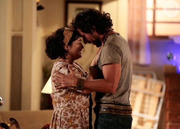 Lino (José Henrique Ligabue) encontra Maria Adília (Inez Viana), em 'Flor do Caribe'