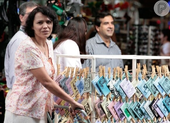 Dadá Coelho aparece em cena de 'Flor do Caribe' como Jurema Batista, pseudônimo de Maria Adília que se tornou outra personagem, amiga da mãe de Lino (José Henrique Ligabue)