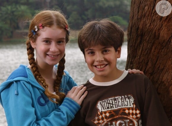 Marina Ruy Barbosa posa aos 12 anos usando trancinhas nos bastidores da novela 'Sete Pecados' (2007/2008). Na foto, está com o ator Tiago Salomone