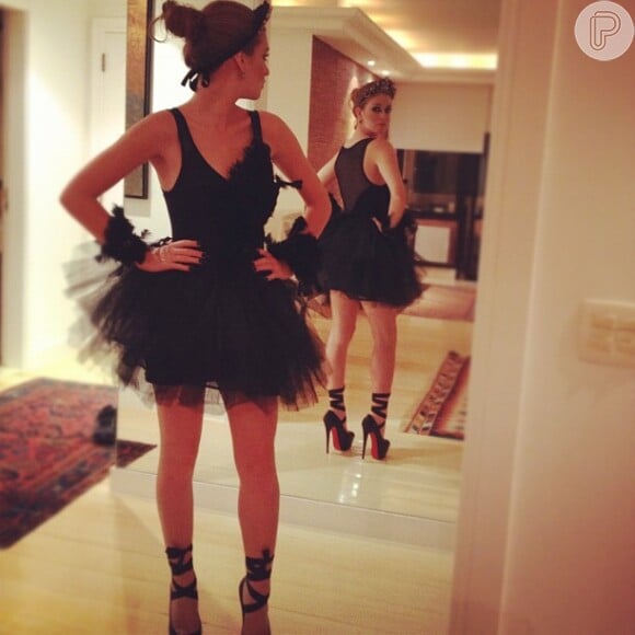 Marina Ruy Barbosa com o cabelo em um coque, penteado típico de bailarinas, fantasiada de 'Cisne Negro'