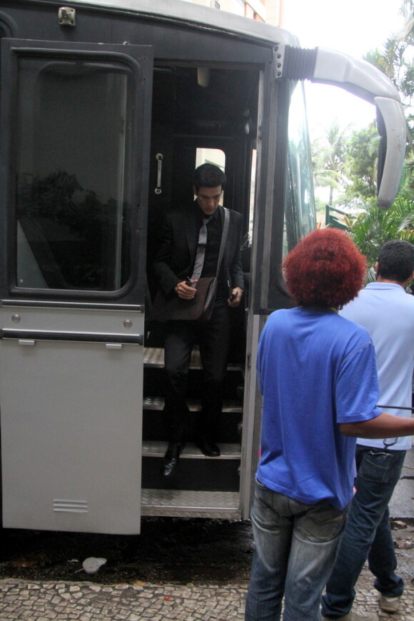 Mateus Solano sai do ônibus da TV Globo
