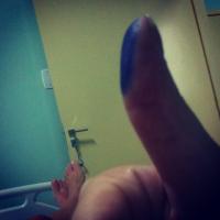 Carol Francischini posta foto com o dedo sujo, logo depois do parto de Valentina