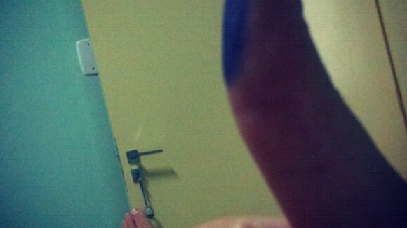 Carol Francischini posta foto com o dedo sujo, logo depois do parto de Valentina
