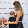 Isabelo Fontana ganha bolo de aniversário durante evento em São Paulo, em 11 de julho de 2013