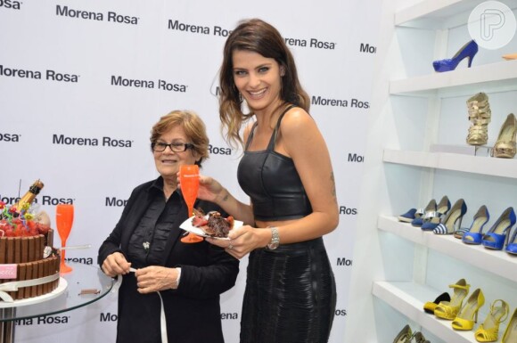 Isabeli Fontana bebe champanhe com sua avó Maria Izabel