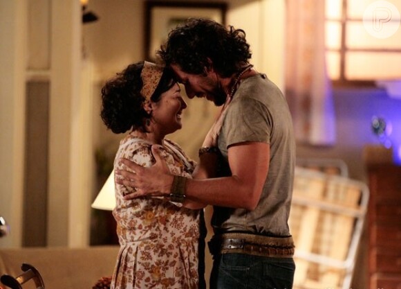 Lino (José Hnerique Ligabue) encontra sua mãe, Maria Adília (Inez Viana), em 'Flor do Caribe'
