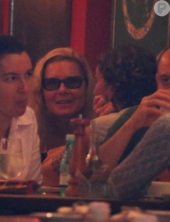 Vera Fischer conversa com a filha em restaurante