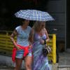 Vera Fischer divide o guarda-chuva com a filha