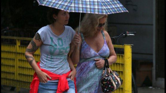 Vera Fischer divide guarda-chuva com a filha depois de almoçar no Leblon, no Rio