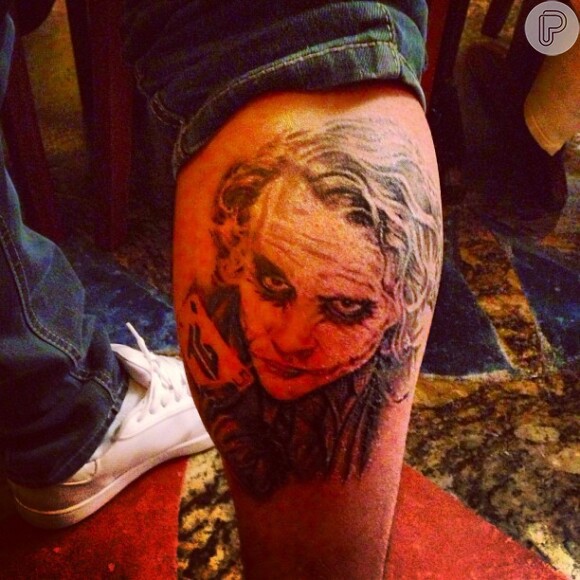 Thiago Martins tatua o rosto do personagem Coringa na panturrilha, em 12 de julho de 2013