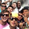 Neymar publicou uma foto com os amigos e avisou: 'Alegria que contagia'