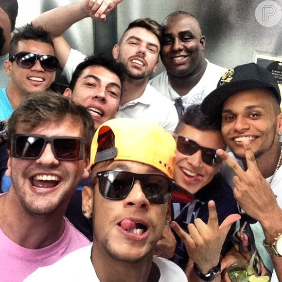 Neymar publicou uma foto com os amigos e avisou: 'Alegria que contagia'