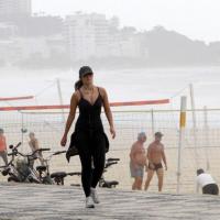 Patrícia Poeta exibe corpo fininho enquanto se exercita pela orla do Rio