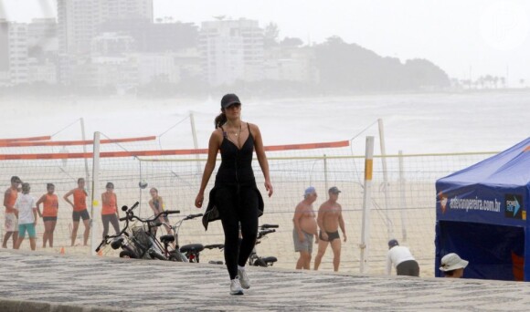 Patrícia Poeta caminha pela orla da praia do Leblon, na zona sul do Rio de Janeiro, em 10 de dezembro de 2012
