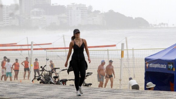 Patrícia Poeta exibe corpo fininho enquanto se exercita pela orla do Rio