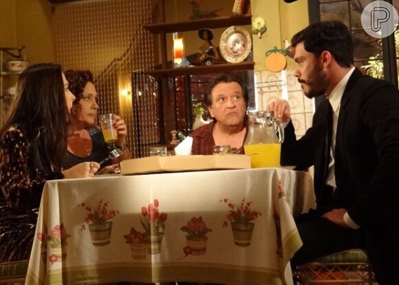 Maciel (Kiko Pissolato) dá um golpe em Márcia (Elizabeth Savala), Valdirene (Tatá Werneck) e Gentil (Luis Melo), em 'Amor à Vida'