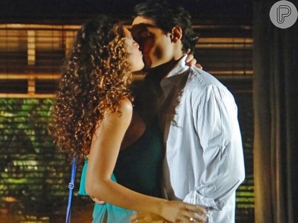 Taís (Débora Nascimento) se apaixonou por Hélio (Raphael Viana), em 'Flor do Caribe'; mas o namoro dos dois não deu certo
