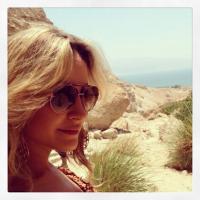 Claudia Leitte passeia em Israel após shows na Europa