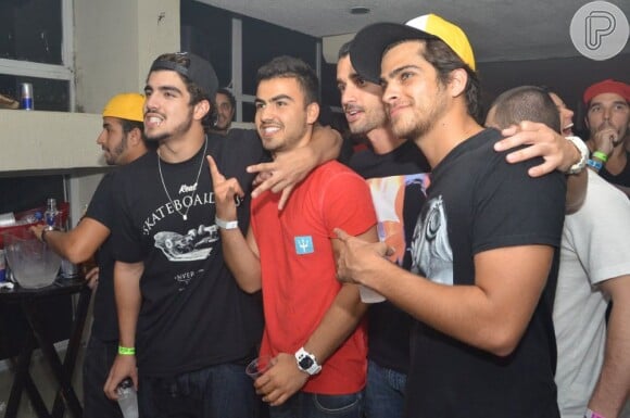 Caio Castro se diverte com amigos na Roda de Samba, no Monte Líbano