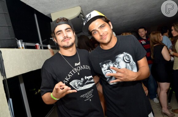 Caio Castro e Bernardo Mesquita curtem a noite na 2ª edição da Roda de Samba 2013, no Clube Monte Líbano, na Lagoa, RJ, em 15 de julho