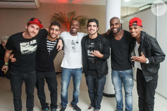 Diogo Canto, Pedro Scooby, Thiaguinho, Caio Castro e Rafael Zulu posam juntos na Roda de Samba 2013, no Monte Líbano