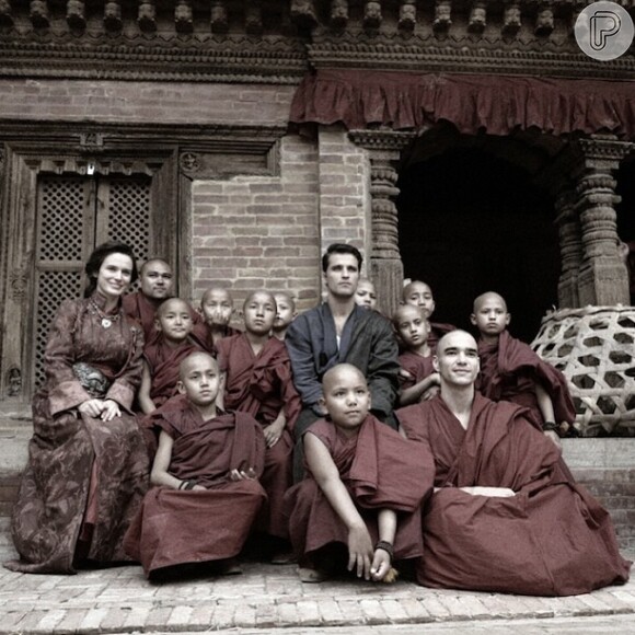 Bruno Gagliasso publica foto com monges budistas e brinca com aparência de Caio Blat