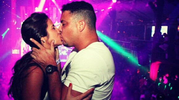 Ronaldo e Paula Morais afastam rumores de crise com beijo em Ibiza