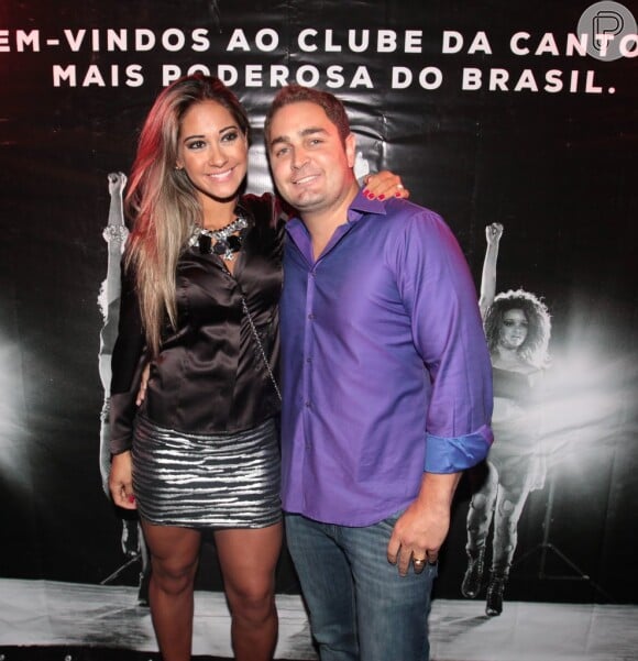 A ex-BBB Mayra Cardi posa com o marido, Greto Guariz, no show da cantora Anitta