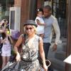 Beyoncé, Jay-Z e Blue Ivy são tietados por fãs ao deixarem café de Toronto, no Canadá