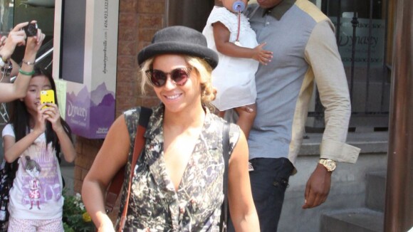 Beyoncé é tietada em dia de folga com Jay-Z e a filha de um ano, Blue Ivy