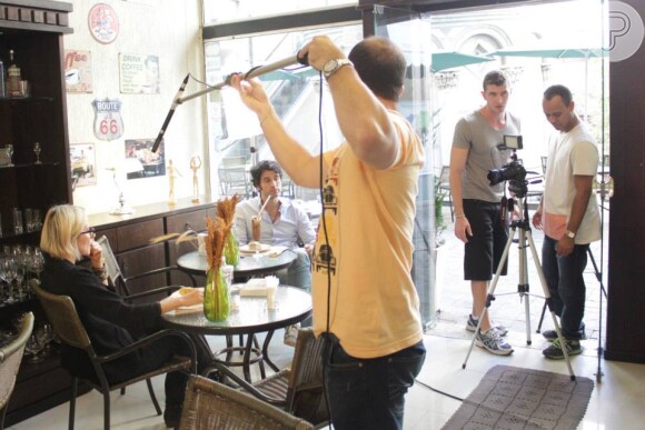 Eriberto Leão e Paula Burlamaqui filmam 'Luiza' em café do Rio