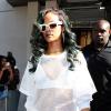 Rihanna muda visual e exibe cabelos pretos com mechas cinzas, em 18 de julho de 2013