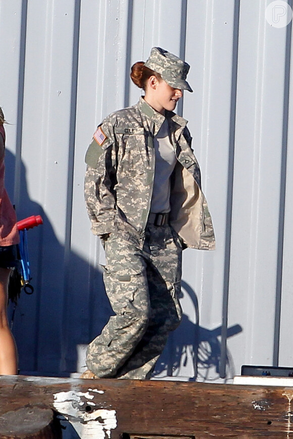 Kristen Stewart ainda usa boné e coturnos para filmar 'Camp X-Ray'