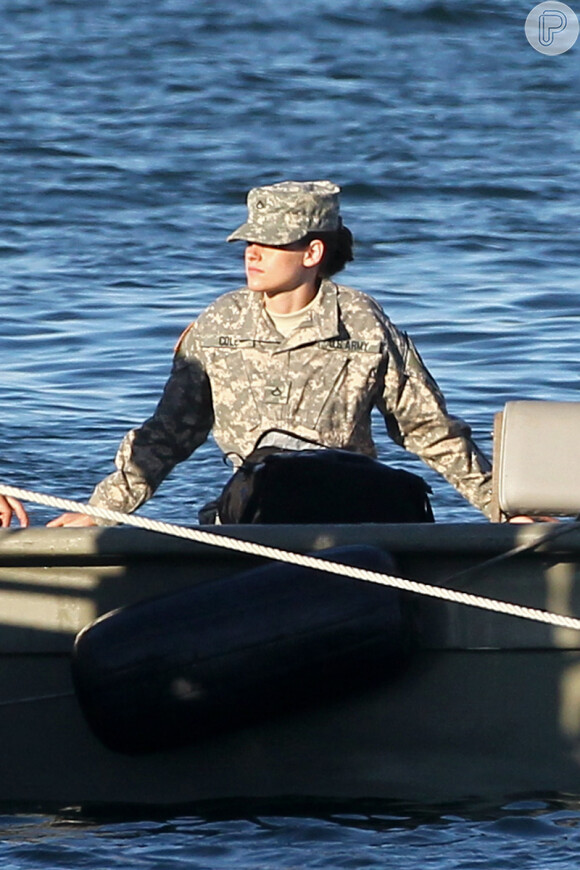 Kristen Stewart filmou cenas em um barco para 'Camp X-Ray'