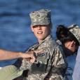 Kristen Stewart usa farda militar para rodar seu novo filme, 'Camp X-Ray', em Los Angeles, nesta quarta-feira, 17 de julho de 2013