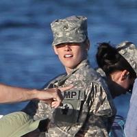 Kristen Stewart veste farda militar nas filmagens do longa 'Camp X-Ray'