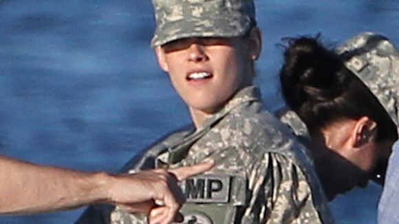 Kristen Stewart veste farda militar nas filmagens do longa 'Camp X-Ray'