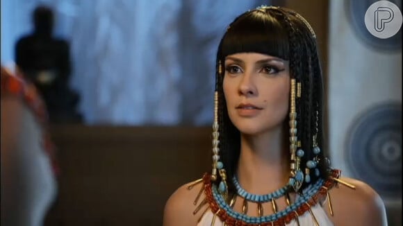 Nefertari (Camila Rodrigues) diz para Ramsés (Sérgio Marone) que Moisés (Guilherme Winter) deve morrer para que os egípcios não sofram com outras pragas, na novela 'Os Dez Mandamentos', em 14 de setembro de 2015