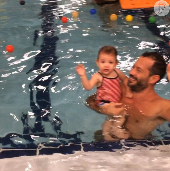 Malvino Salvador frequenta aulas de natação com a caçula, Ayra, de 1 ano