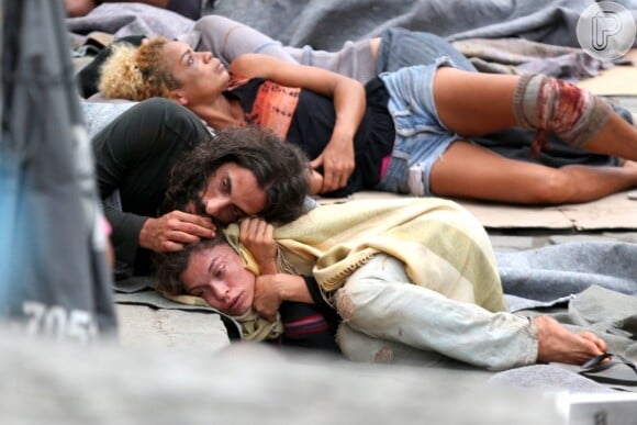 Abatidos, Roy (Flávio Tolezani) e Larissa (Grazi Massafera) dormem nas ruas