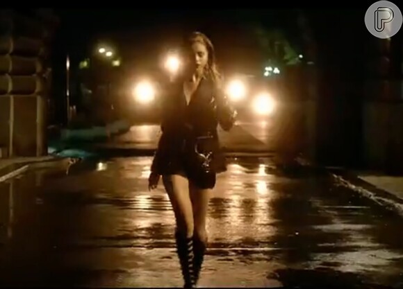 Selena Gomes aparece ainda mais sexy no clipe de 'Slow Down', segundo single do álbum 'Stars Dance'
