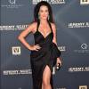 Katy Perry apostou em vestido preto da grife Moschino e chamou a atenção pelo decote e enorme fenda na perna