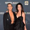 Katy Perry posou ao lado de Jeremy Scott durante a première do filme que conta a vida do estilista