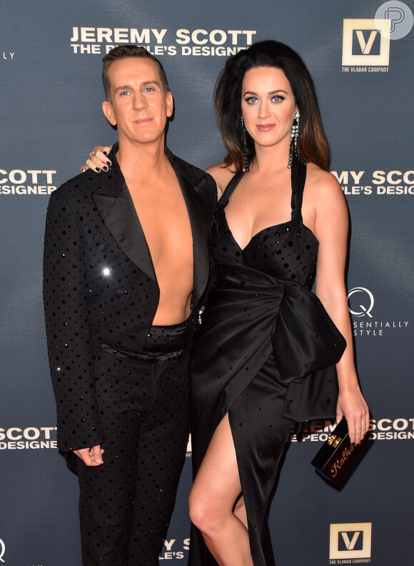 Katy Perry posou ao lado de Jeremy Scott durante a première do filme que conta a vida do estilista