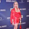 Rita Ora também apostou em look Moschino. A cantora escolheu short, top, jaqueta, sandálias e bolsa vermelhos para a première do filme 'Jeremy Scott: The people's designer', nos EUA